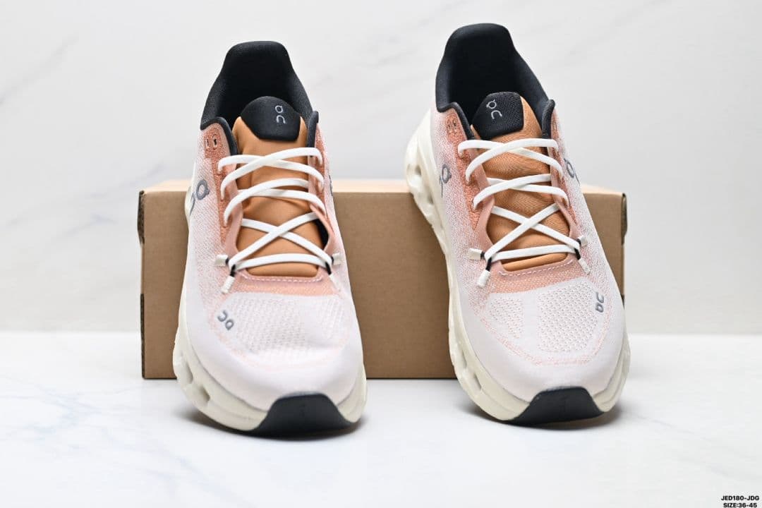 on ランニングシューズ ピンク/ベージュ/ブラック