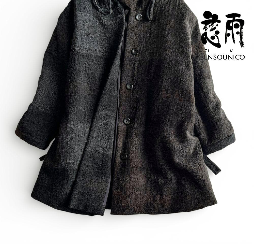 慈雨/センソユニコ 中綿入り立体 アシンメトリー柄 立体ジャガードスタンドコート