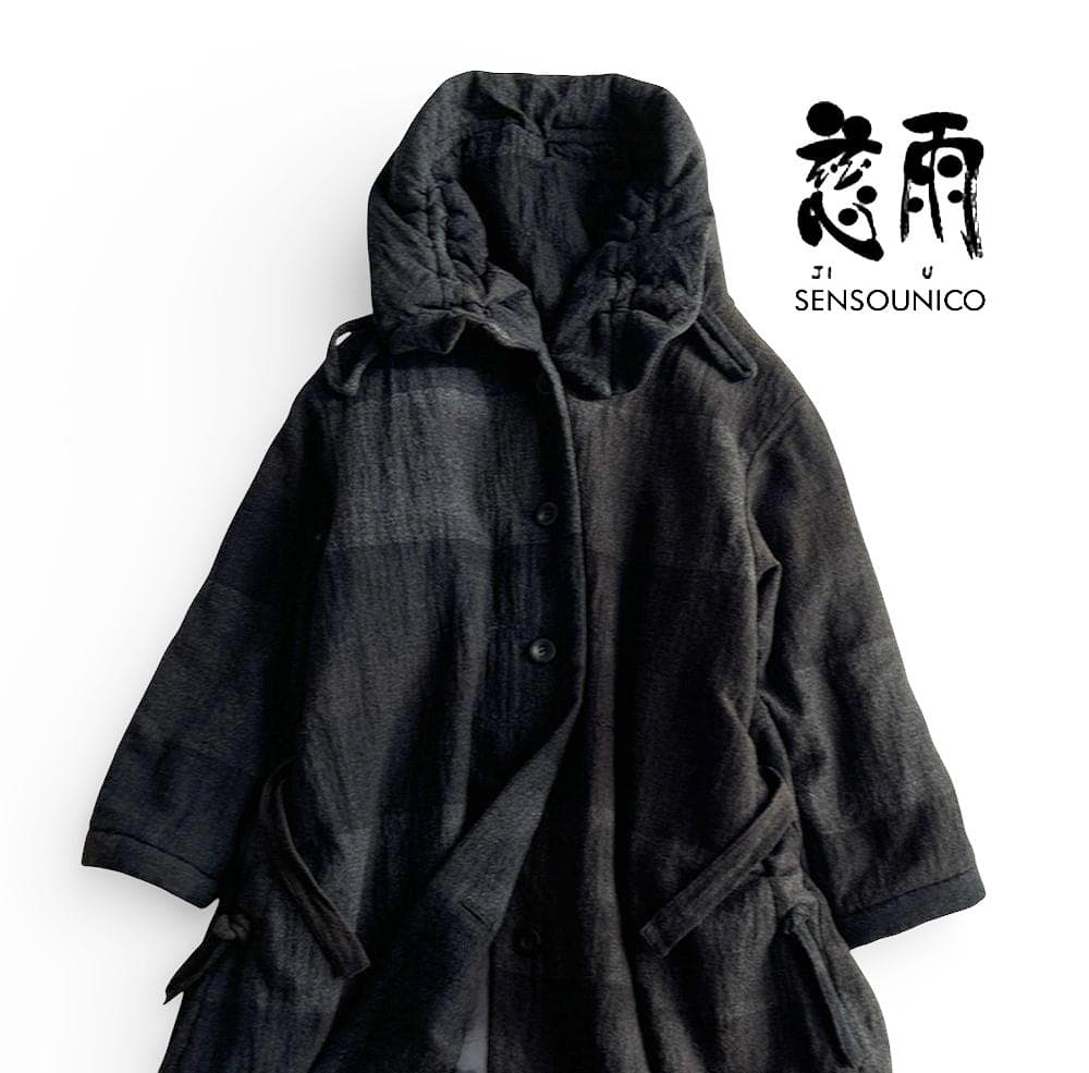 慈雨/センソユニコ 中綿入り立体 アシンメトリー柄 立体ジャガードスタンドコート