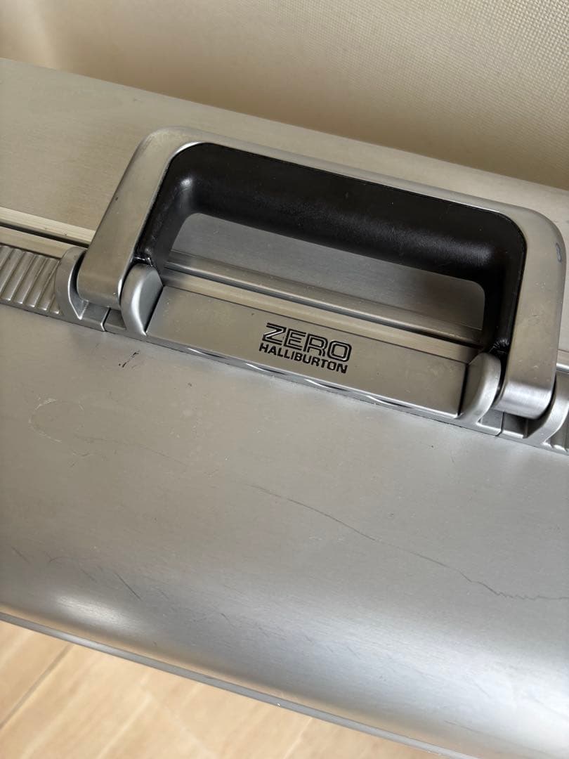 ZERO HALLIBURTON アルミニウム製シルバースーツケース
