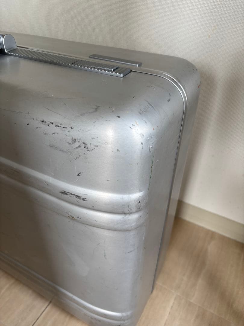 ZERO HALLIBURTON アルミニウム製シルバースーツケース