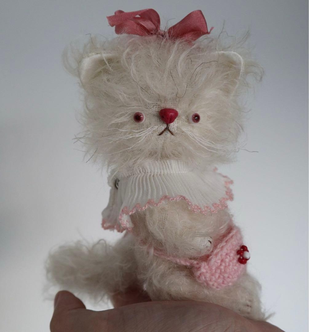 白猫とお気に入りのリボン ぬいぐるみ 海外作家様 アーティストベア ハンドメイド