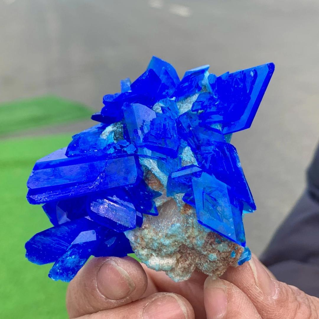 吸い込まれるような深青色の結晶 ミョウバン 102g 68mm 鉱物標本