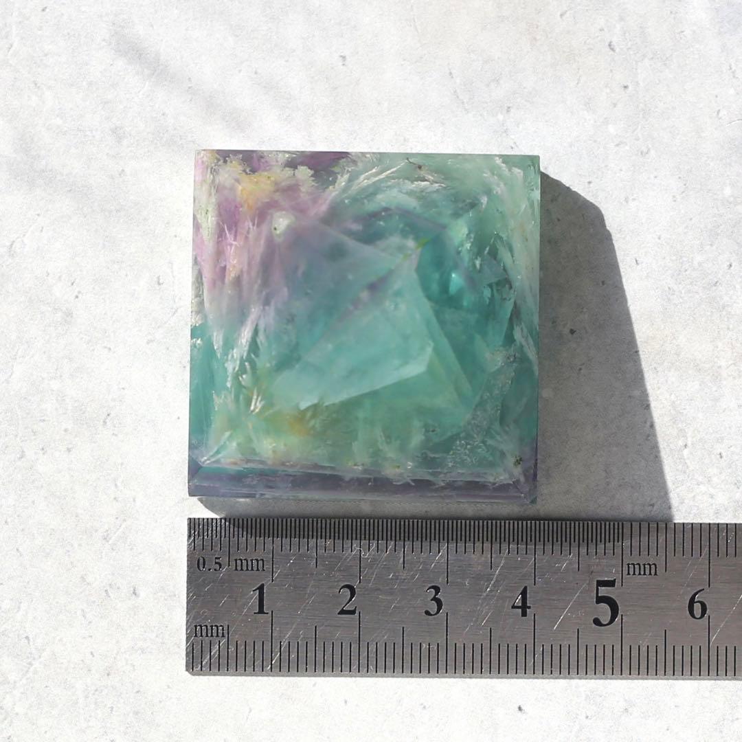 エンジェルフェザーフローライト ピラミッド型 天然石 蛍石 希少 鉱物