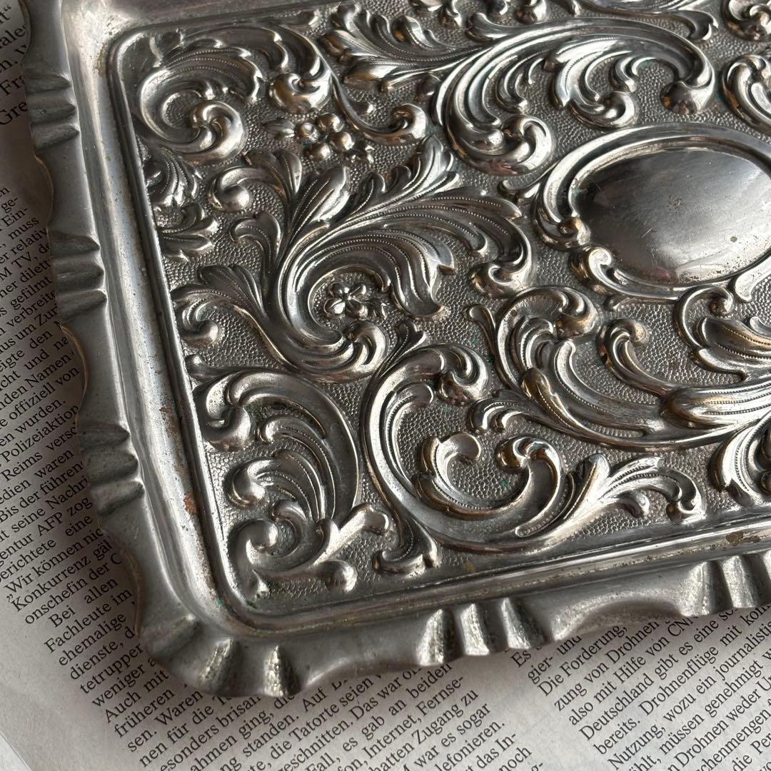 【フランス】ヴィクトリアン ヴィンテージ 装飾 銀色 トレイ エンボス加工
