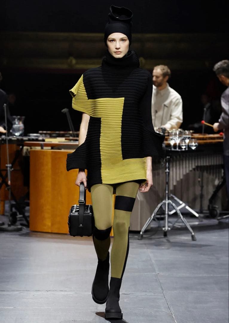 ISSEY MIYAKE 変形ニット トップス イッセイミヤケ 黒と？？？