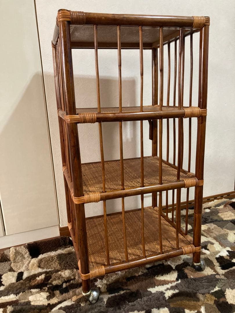 ラタン製のキャスター付き オープンシェルフ高さ90 横46 縦40