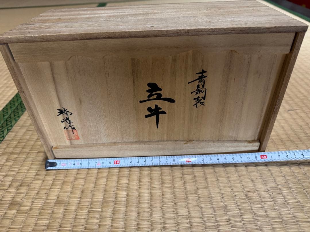 伝統工芸品である高岡銅器の「丑（牛）」の置物