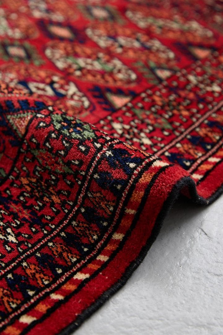 ヴィンテージラグ　トライバルラグ　ラホール産（121×63cm）赤　緑　黒　橙