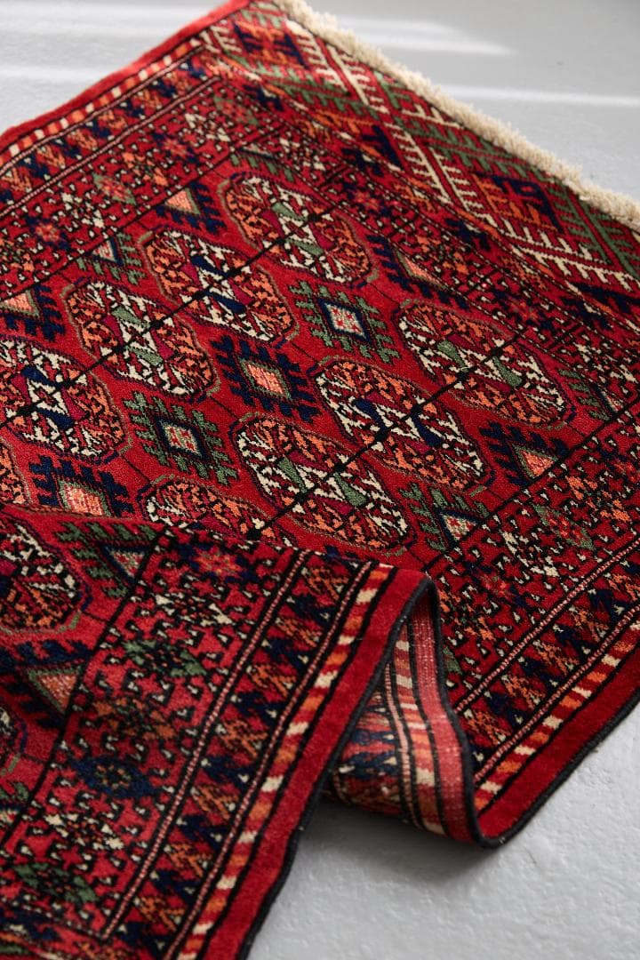 ヴィンテージラグ　トライバルラグ　ラホール産（121×63cm）赤　緑　黒　橙