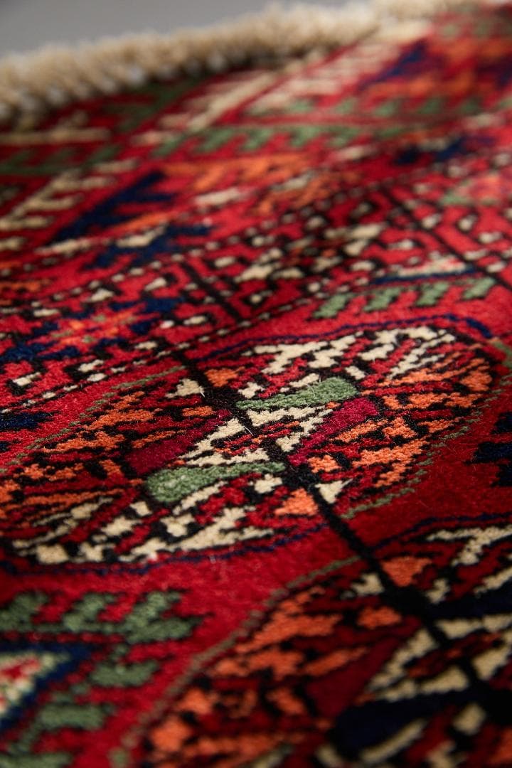 ヴィンテージラグ　トライバルラグ　ラホール産（121×63cm）赤　緑　黒　橙