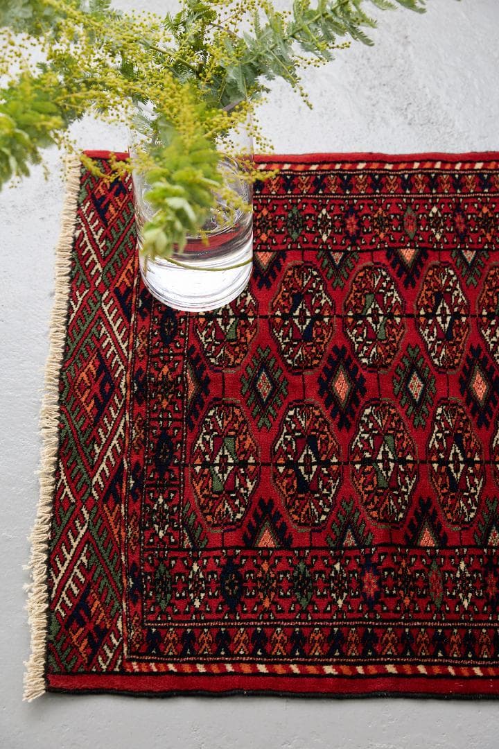 ヴィンテージラグ　トライバルラグ　ラホール産（121×63cm）赤　緑　黒　橙