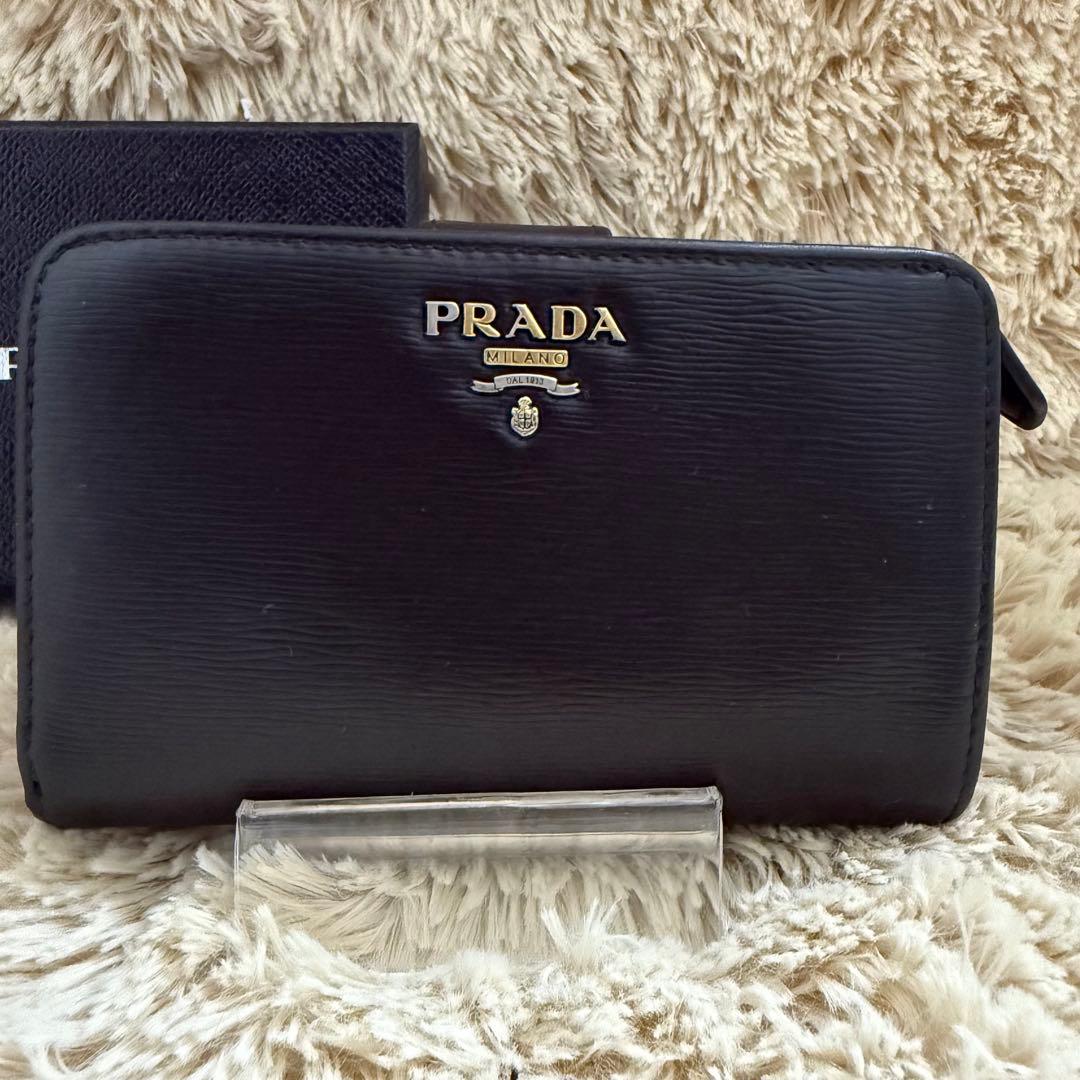 ✨美品✨プラダ　折りたたみ財布　レザー　金具　黒