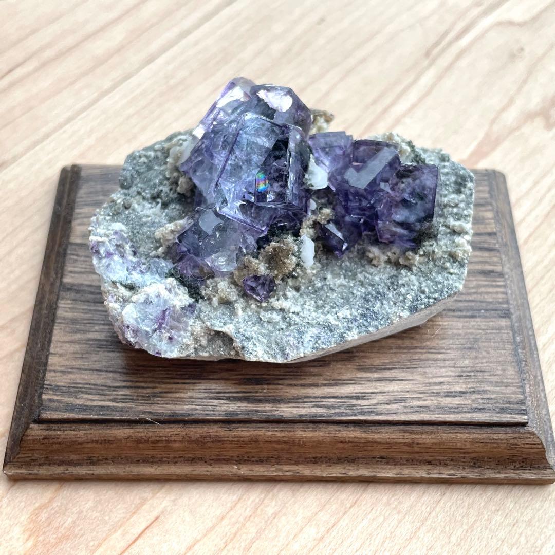 中国 ヤオガンシャン鉱山産 フローライト(母岩付き) 鉱物標本