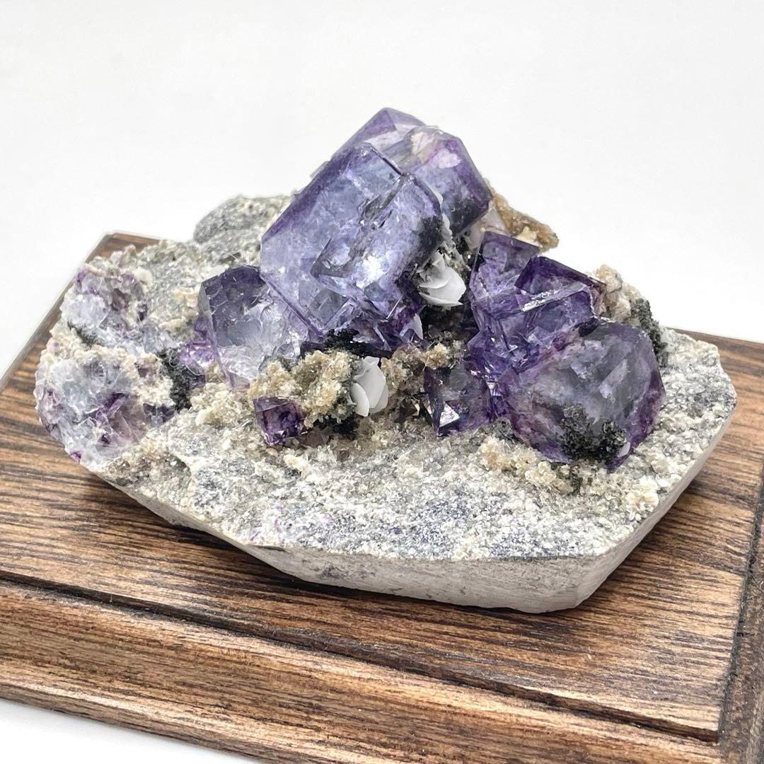 中国 ヤオガンシャン鉱山産 フローライト(母岩付き) 鉱物標本