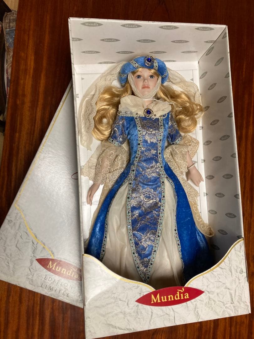 フランスムンデイ社限定ビスクドール