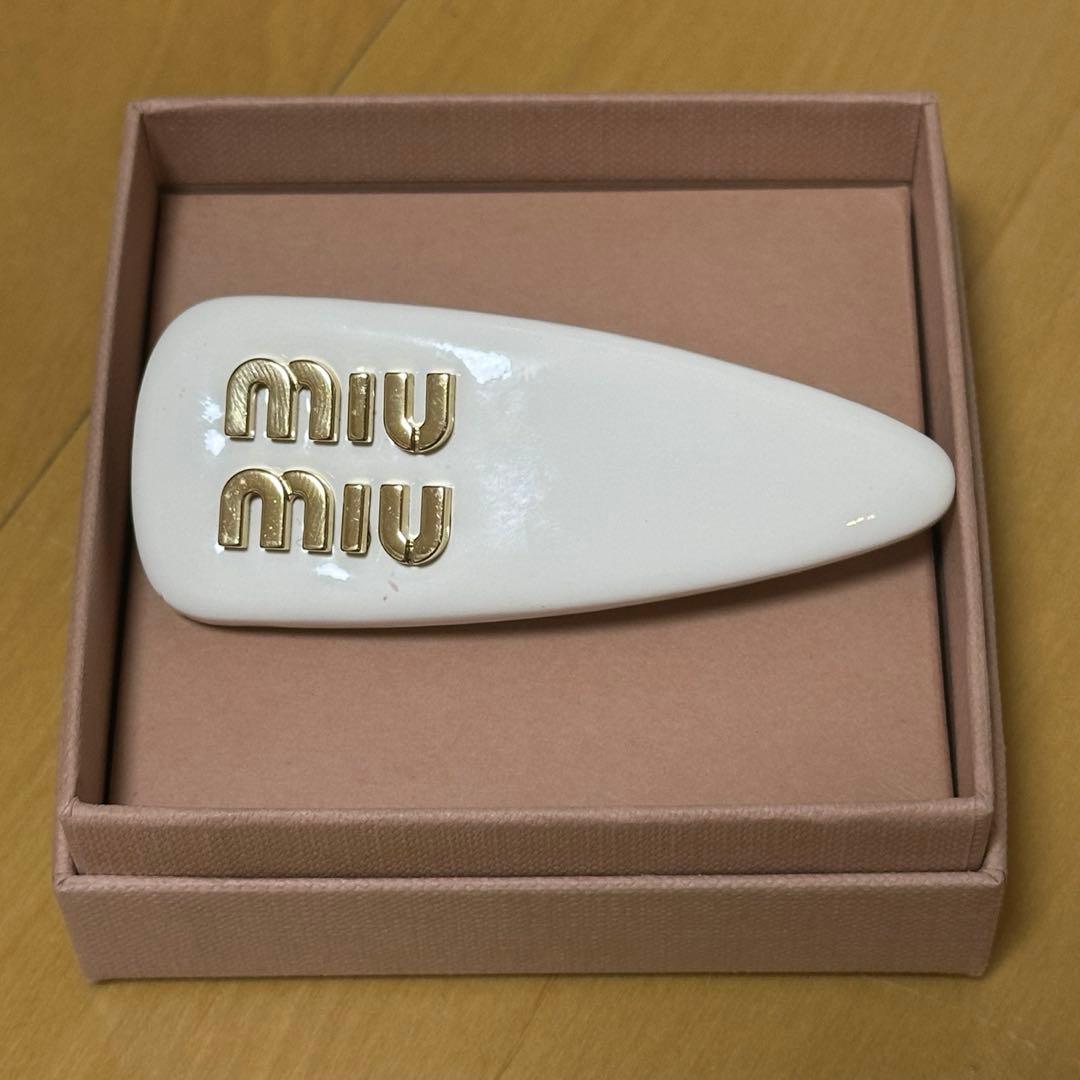 miumiu パテントレザー ヘアクリップ ヘアピン 白