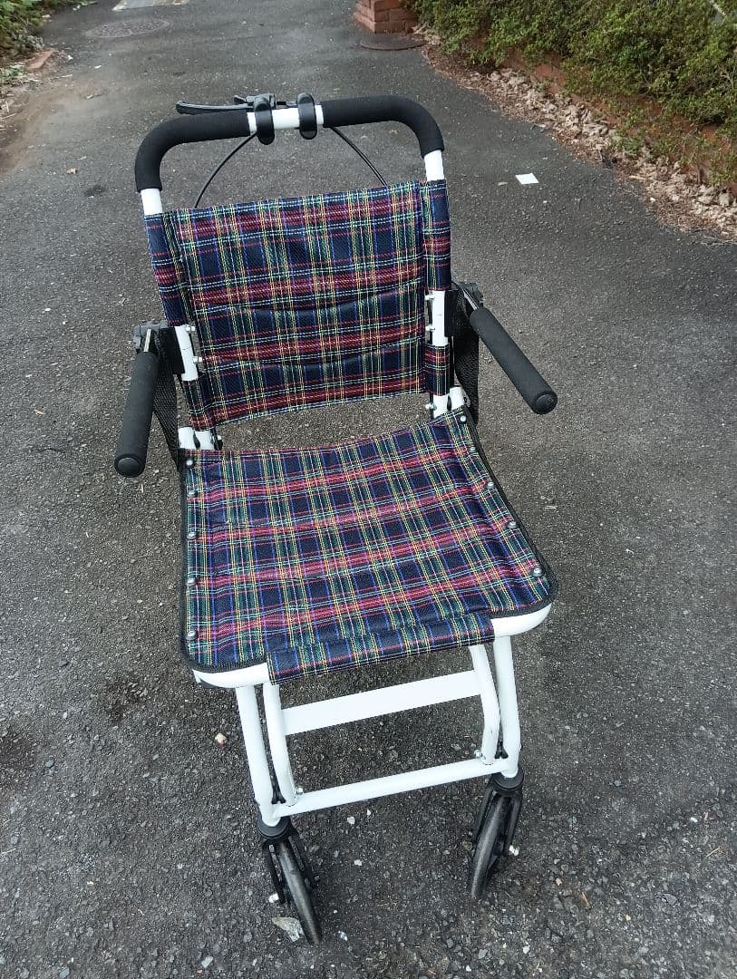 RAKU 介助車用車椅子 自立できる ノーパンクタイヤ 折りたたみ可能