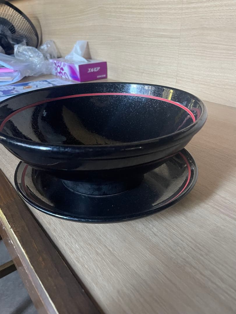 黒色の赤いライン付き鉢