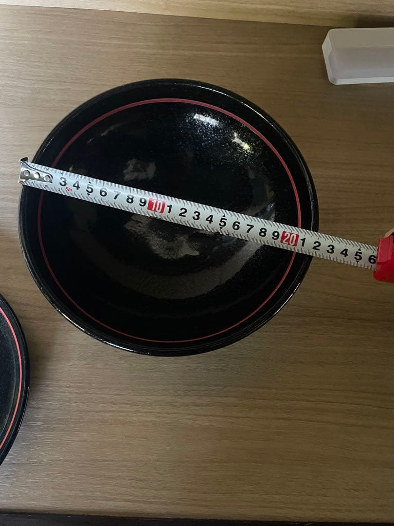 黒色の赤いライン付き鉢