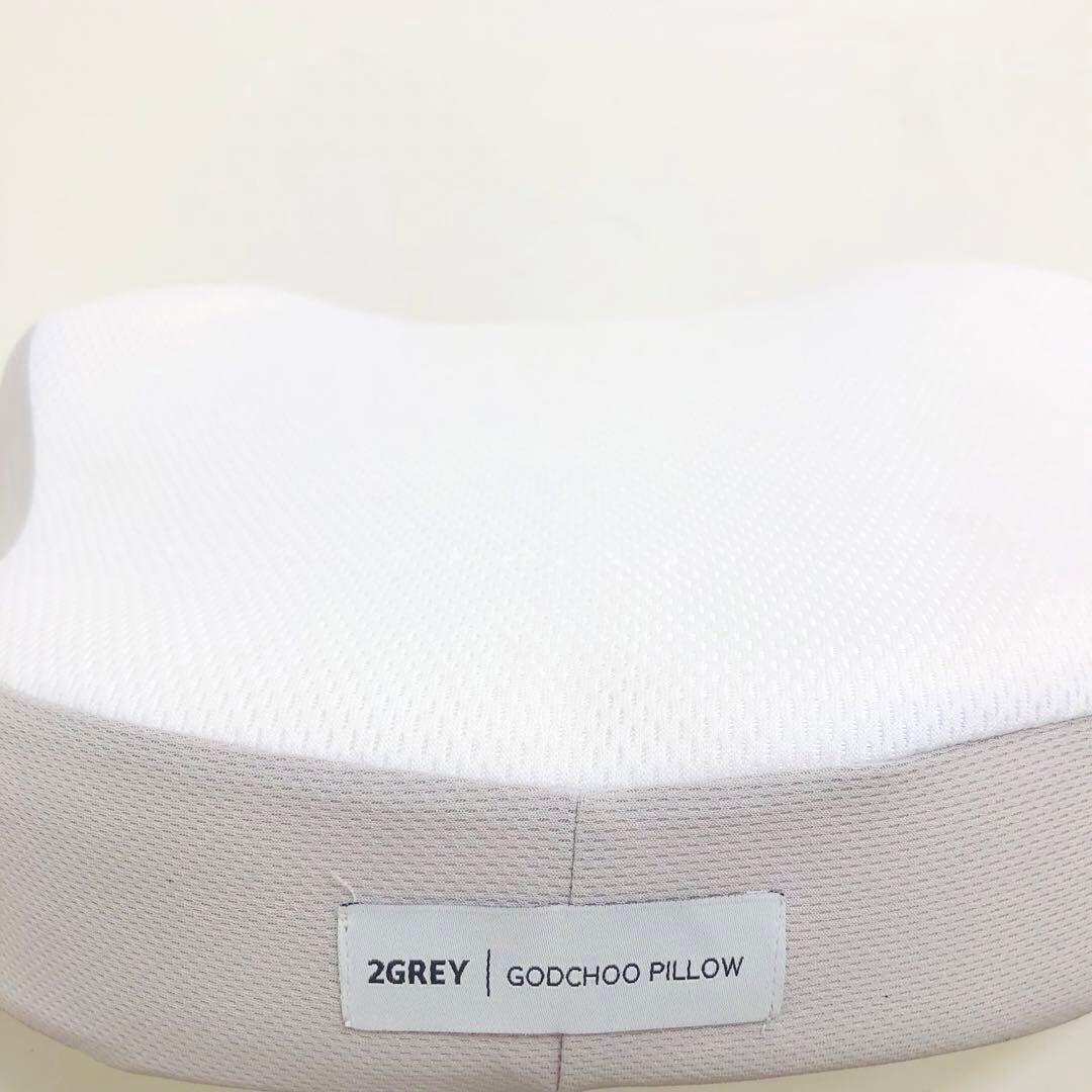 GODCHOO ゴッチョ　背クッション ピロー　ホワイト／グレー