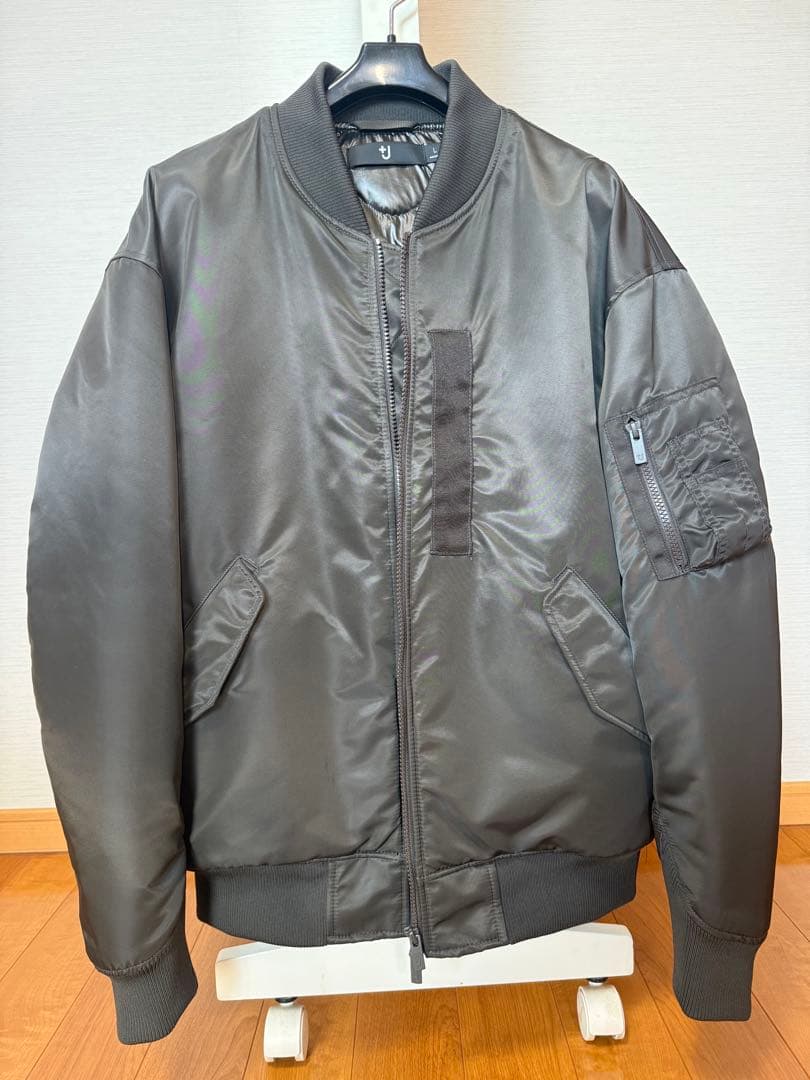 ユニクロ +J ハイブリッドダウン　オーバーサイズ MA-1 ジャケット