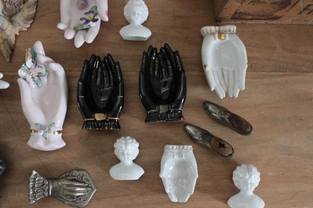 【B】ホワイトハンドモチーフ/Made in Japan /陶器製・小物入れ