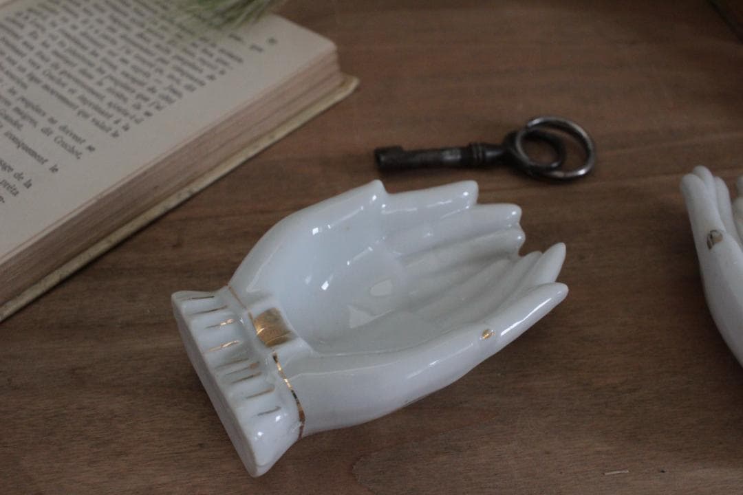 【B】ホワイトハンドモチーフ/Made in Japan /陶器製・小物入れ