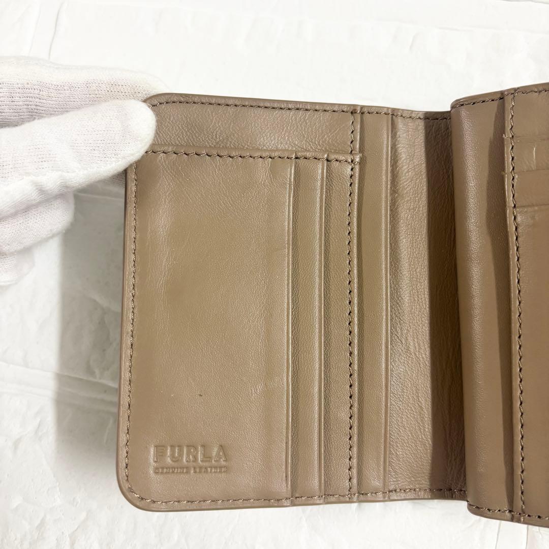 【極美品】フルラ　カメリア　クロコ型押し　2つ折り　ベージュ系　コンパクト