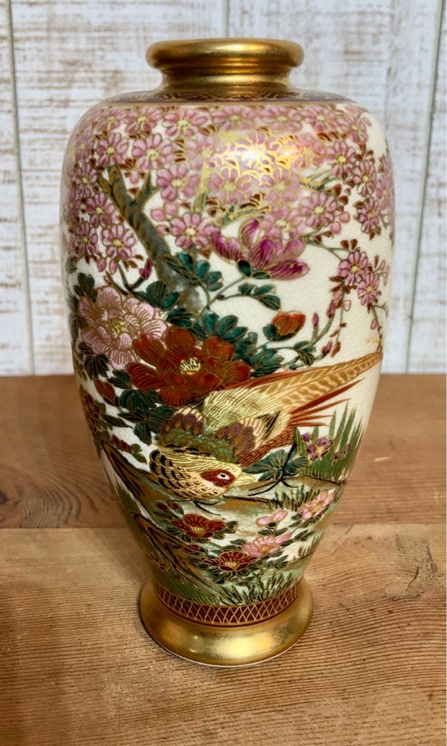 ピンクとゴールドが美しい　薩摩焼　花瓶　高さ約16cm