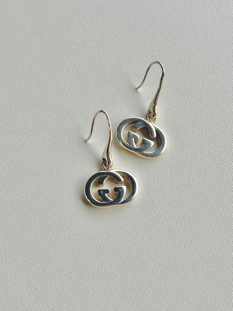 GUCCI シルバー ロゴ フックピアス