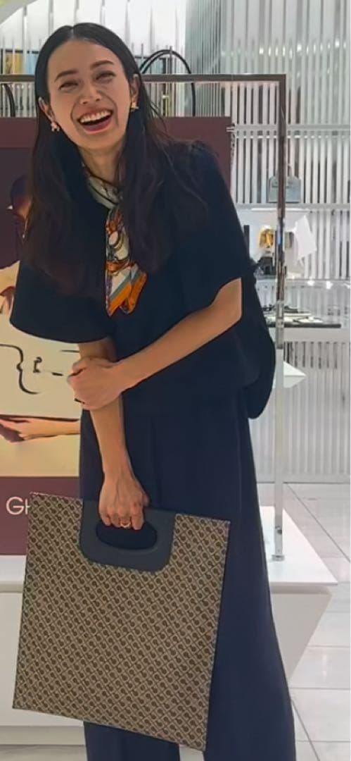 manipvri.jp ✨新品✨スカーフタグ付き半額以下