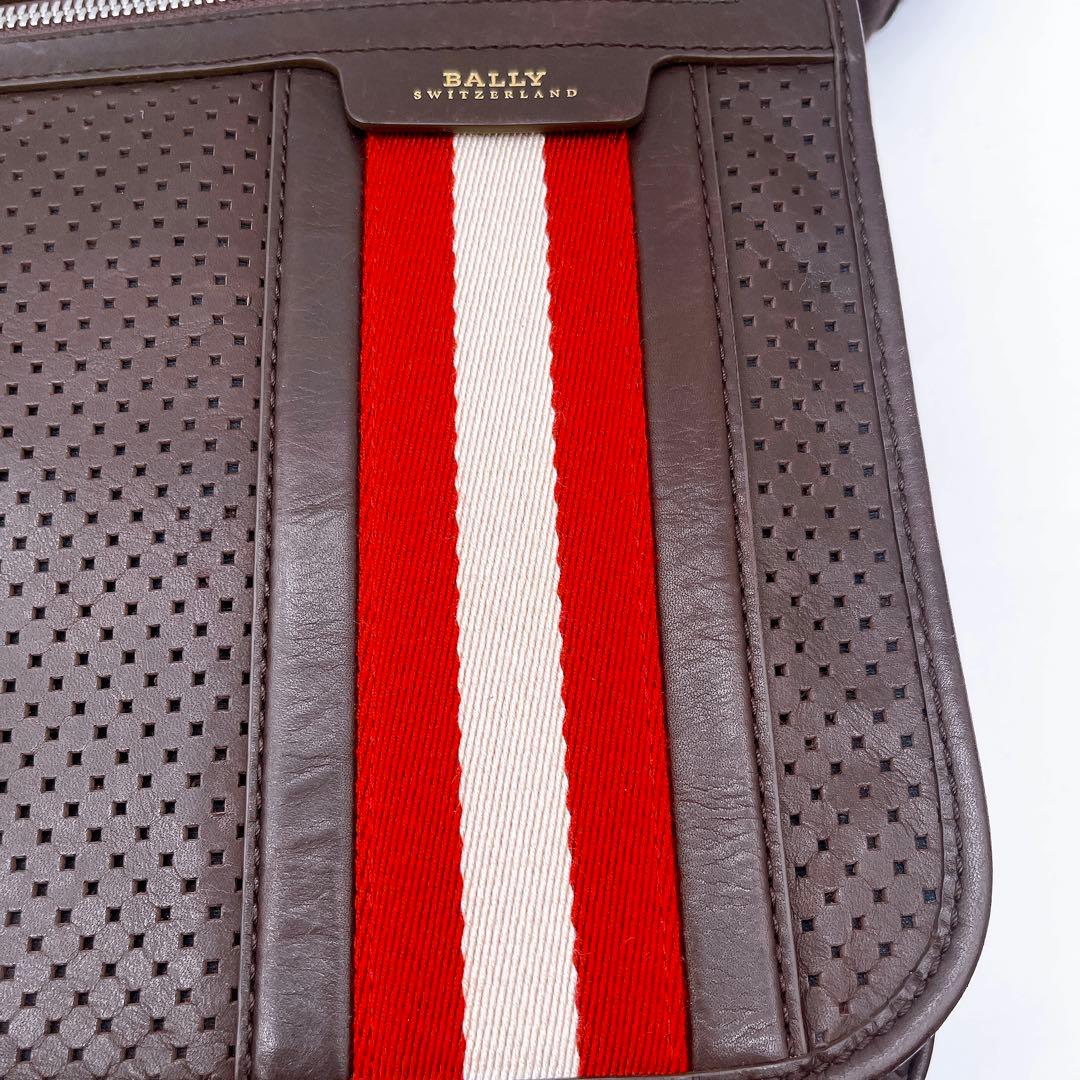 美品✨【バリー】メッセンジャーバッグ ショルダーバッグ パンチング加工 A4可能