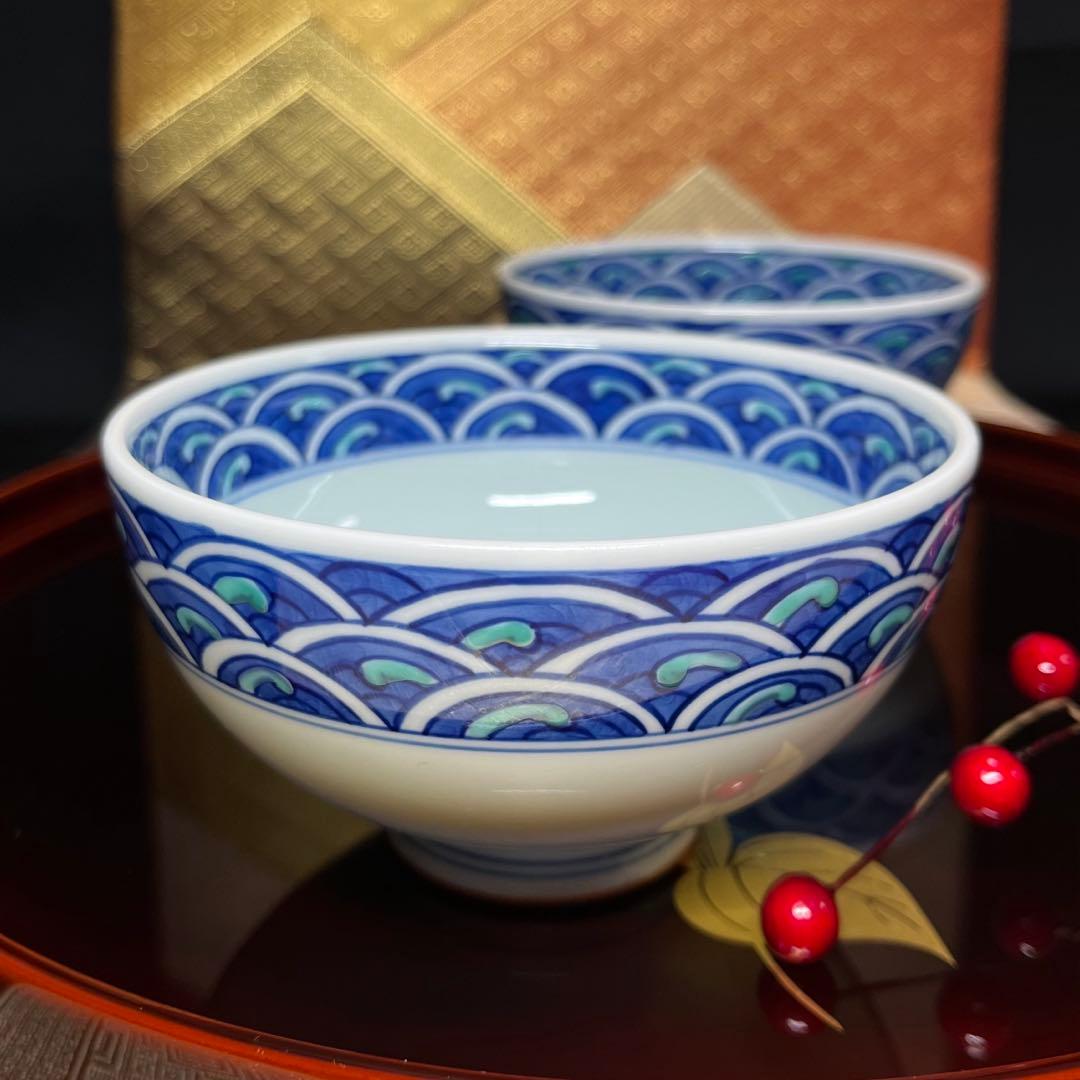 【新春の設えにも】 華山窯 華山萬右衛門 色絵染付青海波 小丼 ペア 総手描き