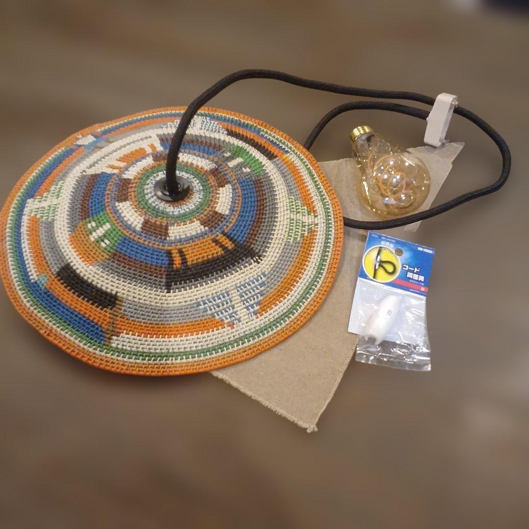 大きなきのこ形シェード　カラフル針金によるペンダントライト　小さな村の物語