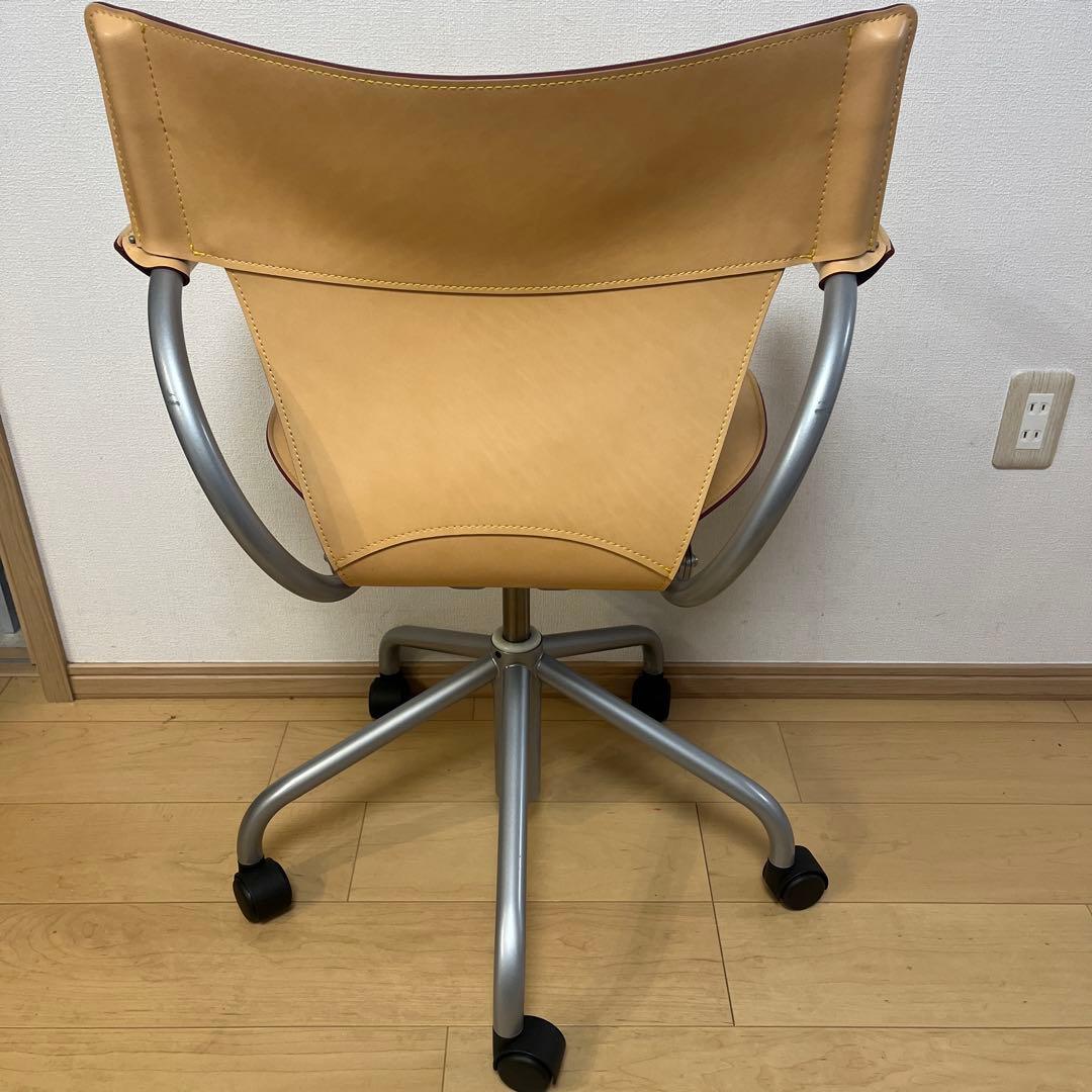 カリモク ベージュ デスクチェア アームレスト付き