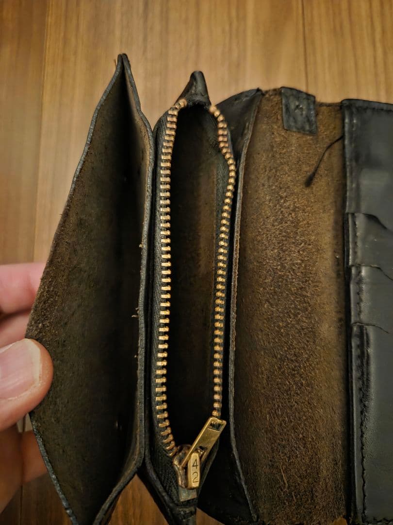 htcミドルウォレット　フラワースタッズ　ブラックレザー