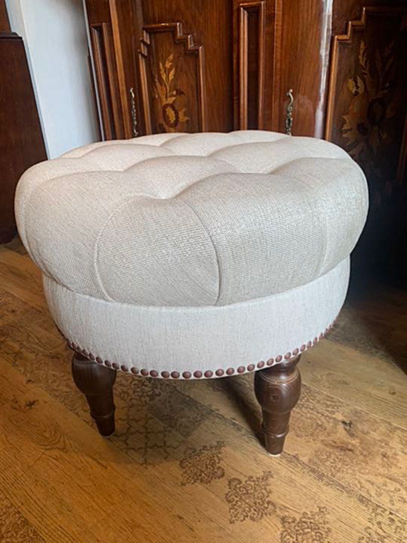 鋲打ちスツール