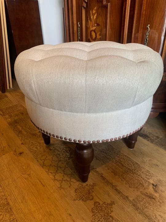 鋲打ちスツール