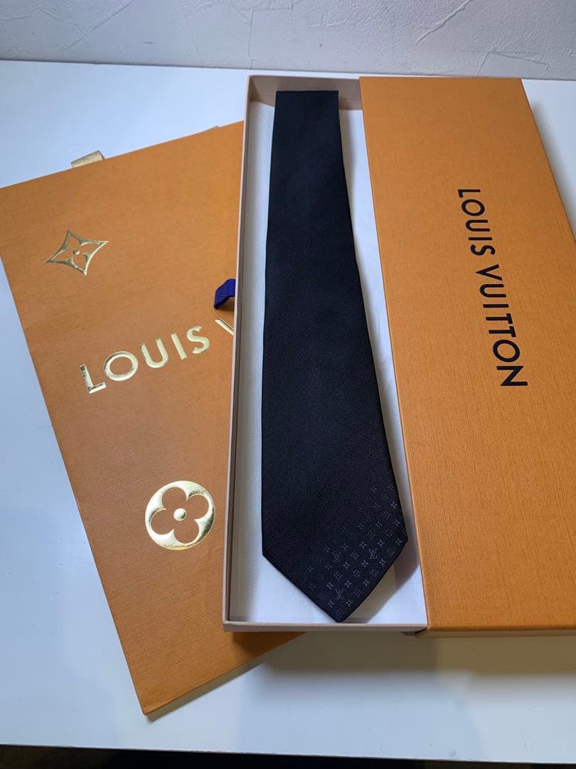 【試着のみ】LOUIS VUITTON ネクタイ・ネオ モノグラミッシム 8CM