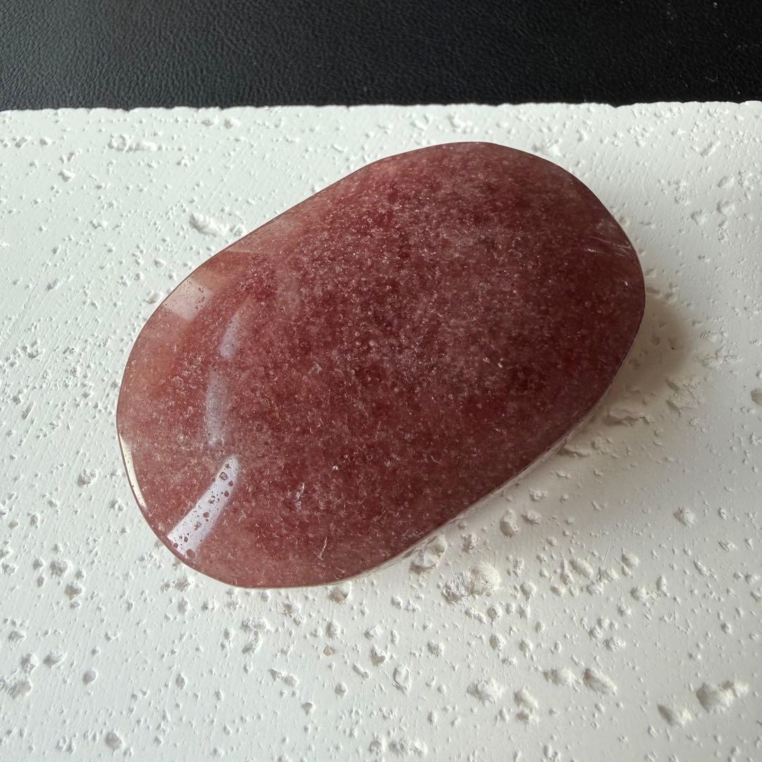 【ノブ】天然石ストロベリークォーツの握り石　置物NO.020712