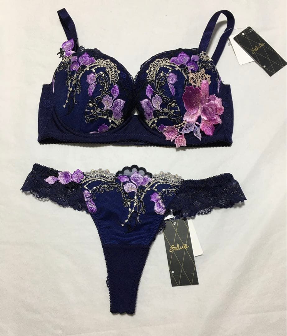 新品　ワコール　サルート 91G 店舗限定　ブラジャーE70 ソングM