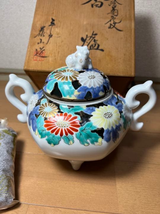 698 深野泰山 三川内焼 平戸泰山窯 色絵菊花紋　香炉　香炉灰付　未使用