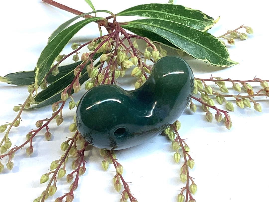 出雲青色*碧玉　入手困難な人気の透かし模様勾玉　幸運導く御守り‼️鑑別書付の本物を