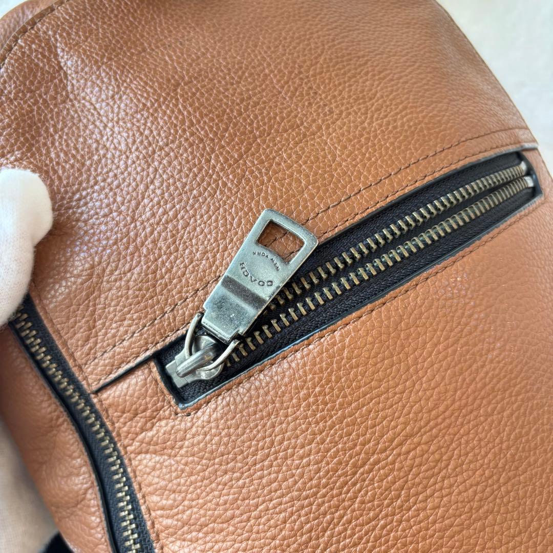 美品✨COACH コーチ　ボディバッグ　斜め掛け　レザー　ロゴ型押し　ブラウン