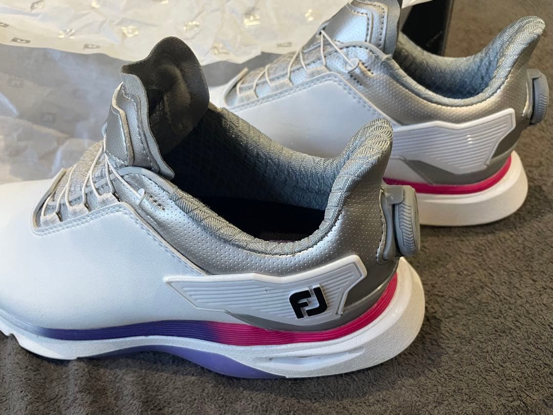 新作レディースフットジョイゴルフシューズ23.5。24の方