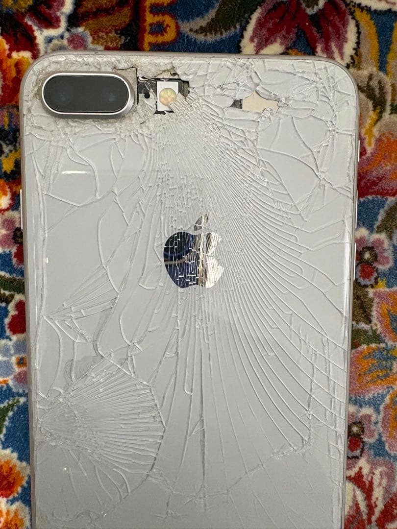 iPhone 8 Plus au版 256Gジャンク背面割れ 残債なし補修歴あり