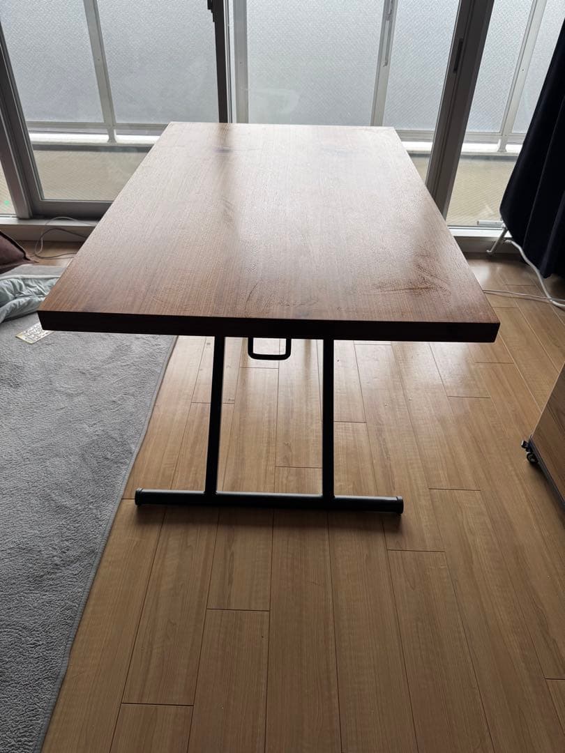 木製ブラウン長方形ダイニングテーブル