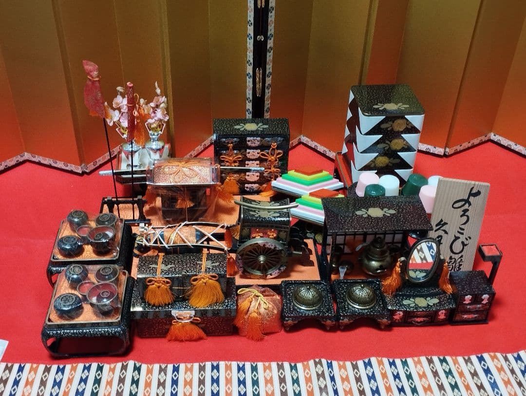 雛人形　雛飾り　嫁入り道具等のセット　極上指定唐草絵蒔付 久月製