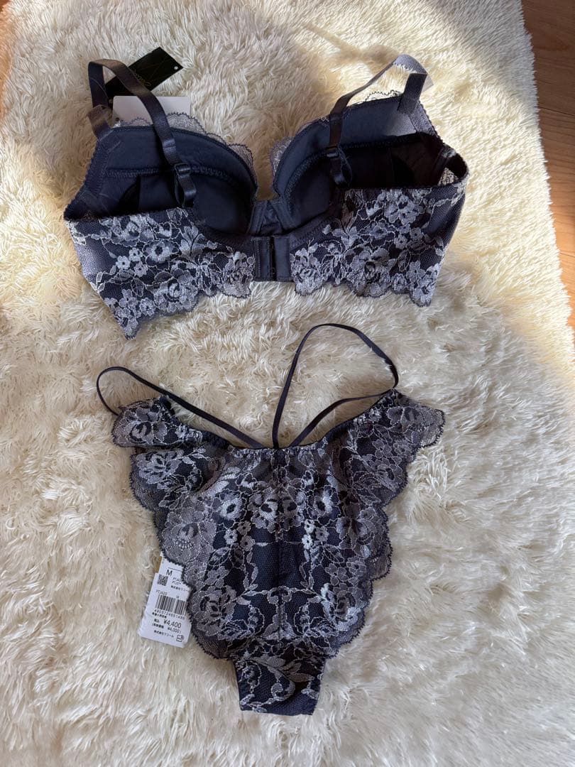 来週までお値下げ♡ サルート 20シリーズ リボンブラ 3/4 Tバックショーツ